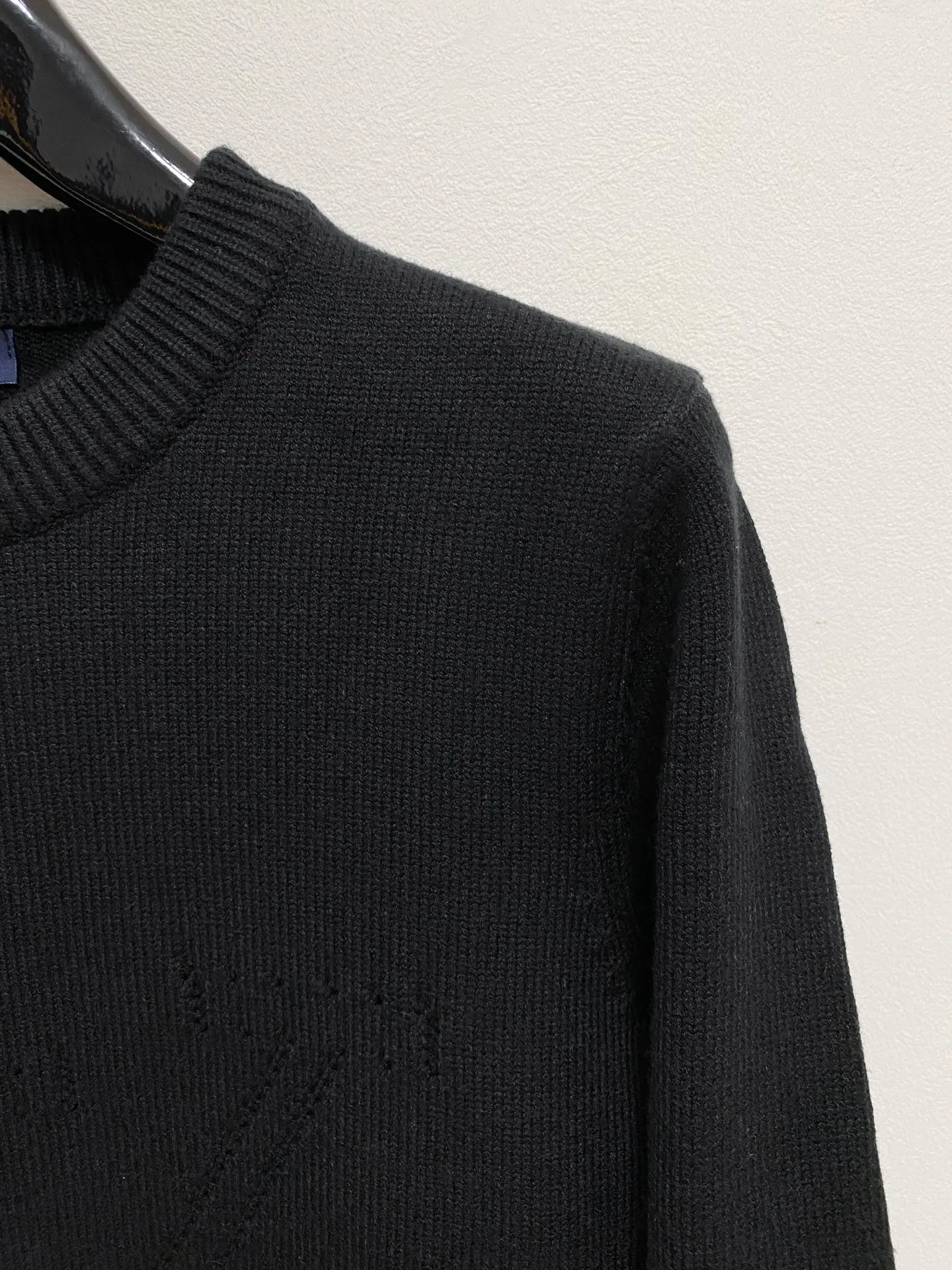 🅿️440 LV crew neck sweater, made of wool blended yarn, has good warmth retention, fluffy and soft, doubles skin care, giving you a lightweight wearing experience. High-quality natural fibers ensure high-quality life. The whole piece adopts solid color single-sided craftsmanship, leaving loose space when fit, solid color plain weave, neat texture, solid color design, durable and high-end. The workmanship is meticulous, fashionable and versatile. The reverse shoulder design is simple and comfortable. At the same time, it uses counter stitching to highlight the quality in the details, making the temperament more low-key, restrained, calm and stylish, and better showing the clean and tidy side of successful men. The collar, cuffs, and hem are made of dense rib weaving, which is tight and elastic, not easy to deform, and highlights the details and texture. Whether worn alone or layered, it can not only give you a warm feeling, but also give you a sophisticated sense of fashion.      Size: M-XXXL